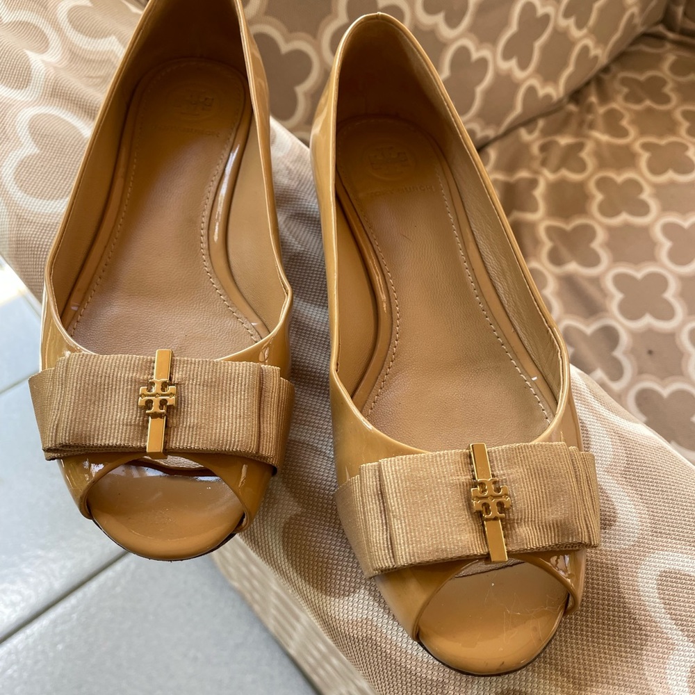 Tory Burch, Trudy, open toe patent leather shoes with beautiful bow